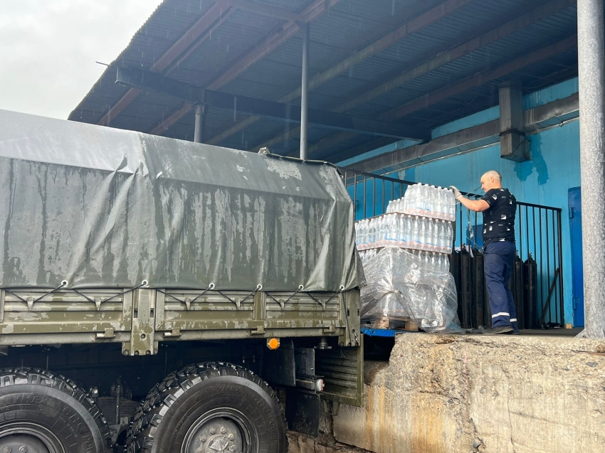 Вода с родной земли: предприниматели Забайкалья отправили землякам на СВО артезианскую воду 